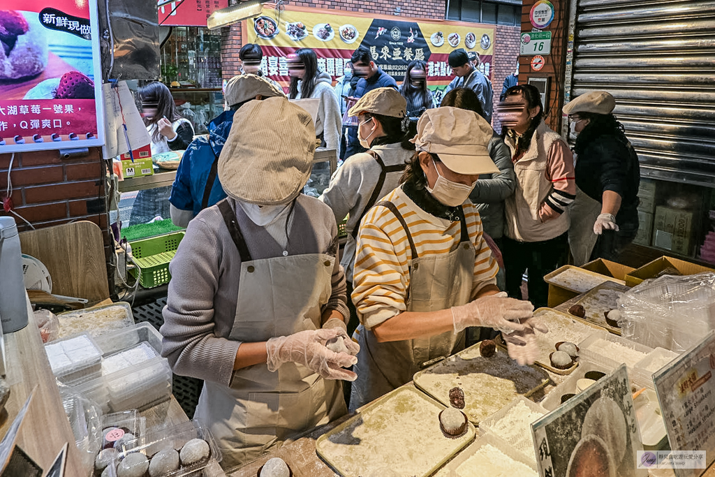幸福草莓大福-迪化街客製化現包,巨無霸尺寸超滿足,皮軟Q餡綿密,30元小草莓CP值超高/鄰近永樂市場 @靜兒貪吃遊玩愛分享 幸福草莓大福-迪化街客製化現包,巨無霸尺寸超滿足,皮軟Q餡綿密,30元小草莓CP值超高/鄰近永樂市場 @靜兒貪吃遊玩愛分享