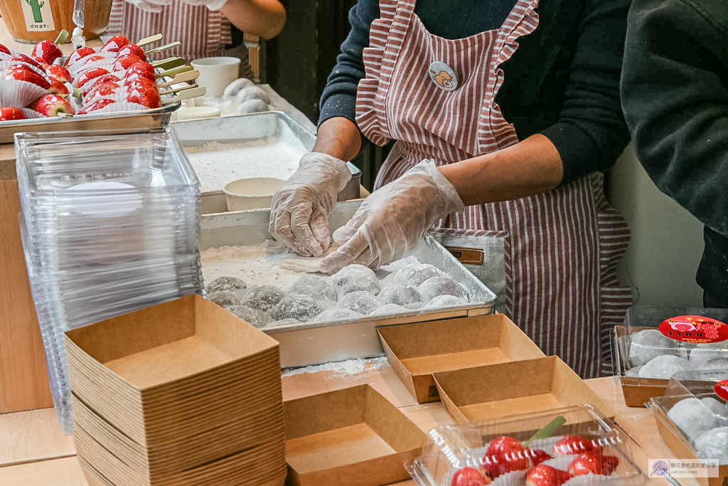 路力草莓大福-迪化街最狂排隊草莓大福,平均1顆50元,不想排隊?先衝草莓糖葫蘆/鄰近永樂市場 @靜兒貪吃遊玩愛分享 路力草莓大福-迪化街最狂排隊草莓大福,平均1顆50元,不想排隊?先衝草莓糖葫蘆/鄰近永樂市場 @靜兒貪吃遊玩愛分享