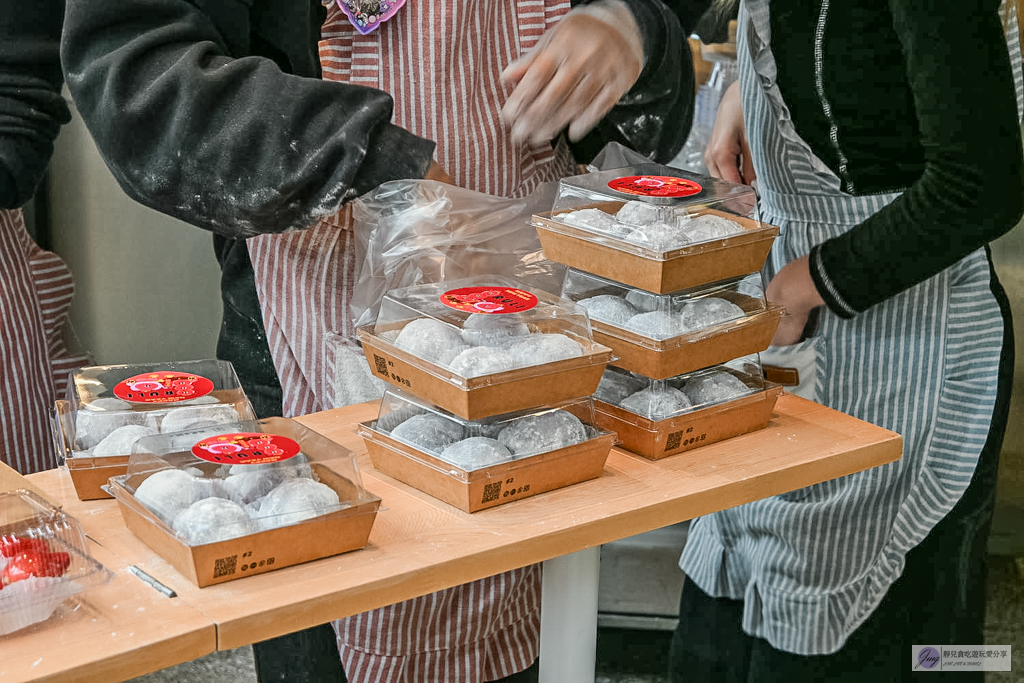 路力草莓大福-迪化街最狂排隊草莓大福,平均1顆50元,不想排隊?先衝草莓糖葫蘆/鄰近永樂市場 @靜兒貪吃遊玩愛分享 路力草莓大福-迪化街最狂排隊草莓大福,平均1顆50元,不想排隊?先衝草莓糖葫蘆/鄰近永樂市場 @靜兒貪吃遊玩愛分享