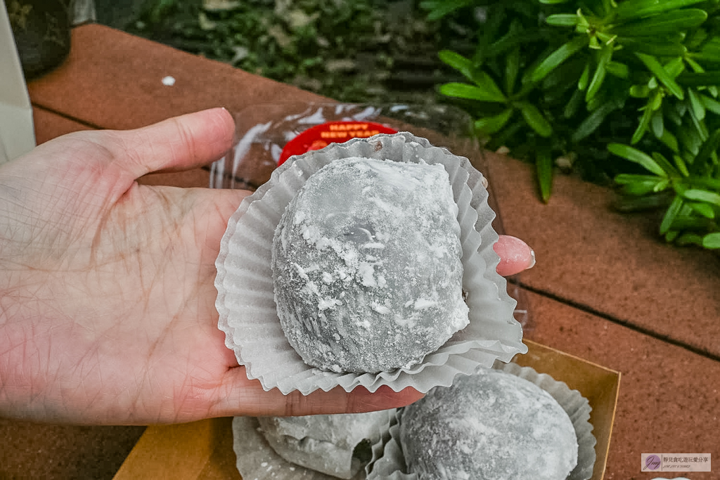 路力草莓大福-迪化街最狂排隊草莓大福，平均1顆50元，不想排隊？先衝草莓糖葫蘆/鄰近永樂市場 @靜兒貪吃遊玩愛分享