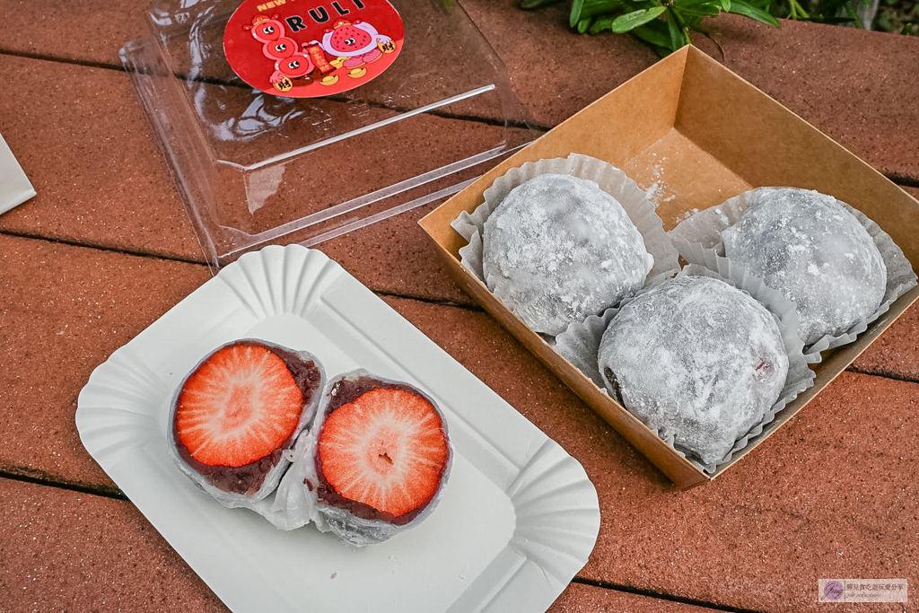 路力草莓大福-迪化街最狂排隊草莓大福，平均1顆50元，不想排隊？先衝草莓糖葫蘆/鄰近永樂市場 @靜兒貪吃遊玩愛分享