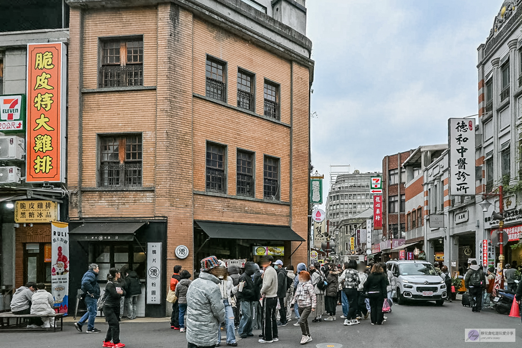 路力草莓大福-迪化街最狂排隊草莓大福,平均1顆50元,不想排隊?先衝草莓糖葫蘆/鄰近永樂市場 @靜兒貪吃遊玩愛分享 路力草莓大福-迪化街最狂排隊草莓大福,平均1顆50元,不想排隊?先衝草莓糖葫蘆/鄰近永樂市場 @靜兒貪吃遊玩愛分享