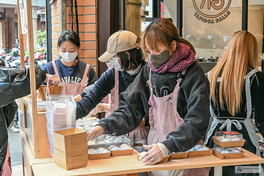 路力草莓大福-迪化街最狂排隊草莓大福，平均1顆50元，不想排隊？先衝草莓糖葫蘆/鄰近永樂市場 @靜兒貪吃遊玩愛分享