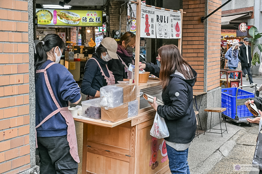 路力草莓大福-迪化街最狂排隊草莓大福,平均1顆50元,不想排隊?先衝草莓糖葫蘆/鄰近永樂市場 @靜兒貪吃遊玩愛分享 路力草莓大福-迪化街最狂排隊草莓大福,平均1顆50元,不想排隊?先衝草莓糖葫蘆/鄰近永樂市場 @靜兒貪吃遊玩愛分享
