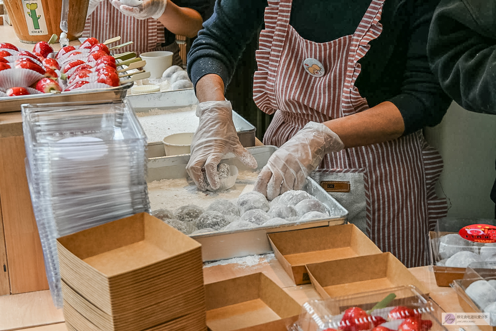 路力草莓大福-迪化街最狂排隊草莓大福,平均1顆50元,不想排隊?先衝草莓糖葫蘆/鄰近永樂市場 @靜兒貪吃遊玩愛分享 路力草莓大福-迪化街最狂排隊草莓大福,平均1顆50元,不想排隊?先衝草莓糖葫蘆/鄰近永樂市場 @靜兒貪吃遊玩愛分享