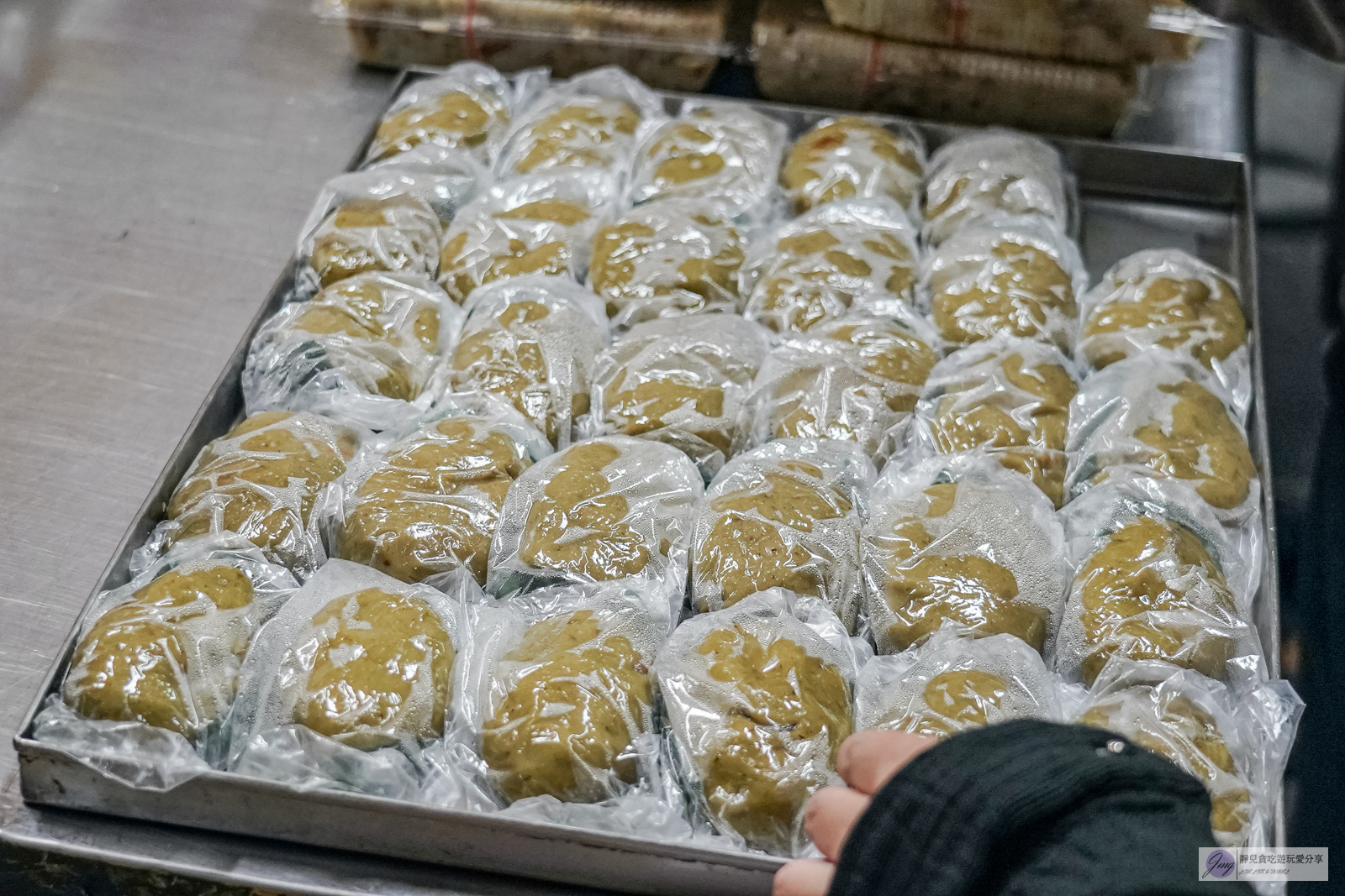阿富網絲肉捲-市場老字號超粗肉捲，一人限購兩捲，沒早起排隊真的買不到/嘉義東市場內 @靜兒貪吃遊玩愛分享