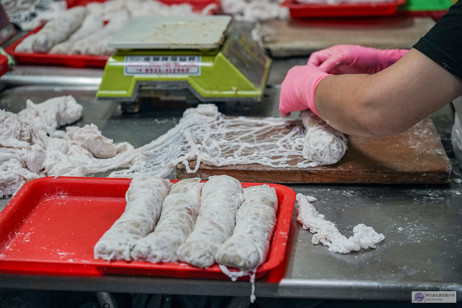 阿富網絲肉捲-市場老字號超粗肉捲，一人限購兩捲，沒早起排隊真的買不到/嘉義東市場內 @靜兒貪吃遊玩愛分享