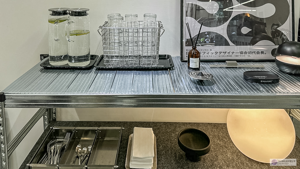 NEMNEM coffee-藏身民宅內！黑白極簡露營風格咖啡廳，必吃酥香越式法國麵包 @靜兒貪吃遊玩愛分享