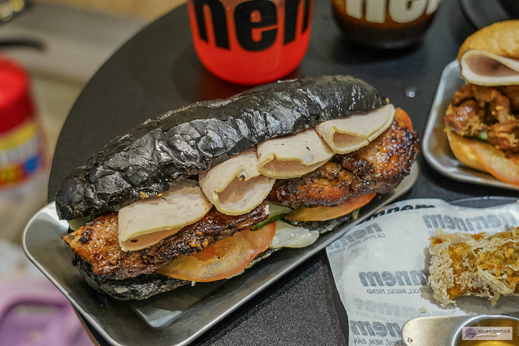 NEMNEM coffee-藏身民宅內!黑白極簡露營風格咖啡廳,必吃酥香越式法國麵包 @靜兒貪吃遊玩愛分享 NEMNEM coffee-藏身民宅內!黑白極簡露營風格咖啡廳,必吃酥香越式法國麵包 @靜兒貪吃遊玩愛分享