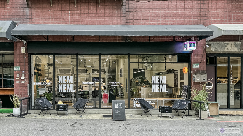 NEMNEM coffee-藏身民宅內!黑白極簡露營風格咖啡廳,必吃酥香越式法國麵包 @靜兒貪吃遊玩愛分享 NEMNEM coffee-藏身民宅內!黑白極簡露營風格咖啡廳,必吃酥香越式法國麵包 @靜兒貪吃遊玩愛分享
