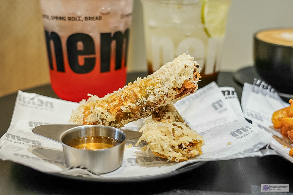 NEMNEM coffee-藏身民宅內！黑白極簡露營風格咖啡廳，必吃酥香越式法國麵包 @靜兒貪吃遊玩愛分享