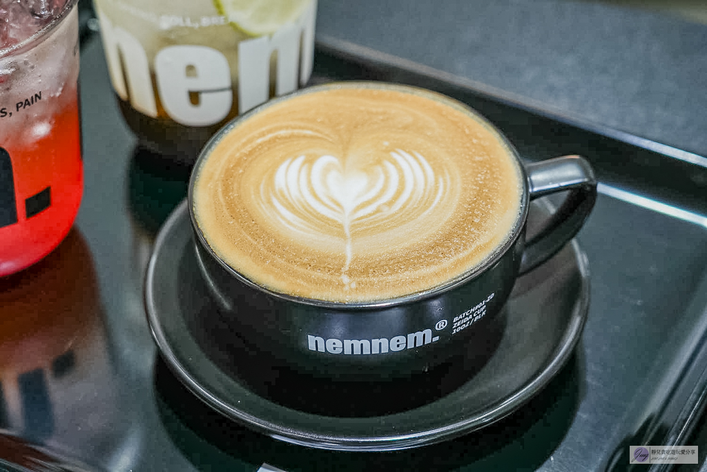 NEMNEM coffee-藏身民宅內!黑白極簡露營風格咖啡廳,必吃酥香越式法國麵包 @靜兒貪吃遊玩愛分享 NEMNEM coffee-藏身民宅內!黑白極簡露營風格咖啡廳,必吃酥香越式法國麵包 @靜兒貪吃遊玩愛分享
