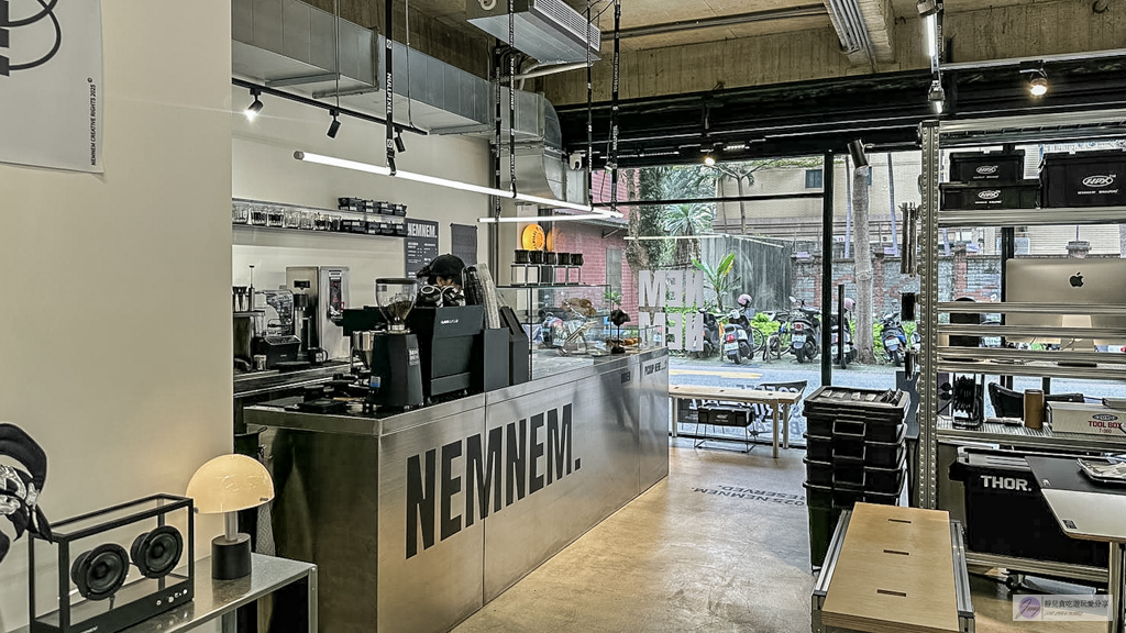 NEMNEM coffee-藏身民宅內！黑白極簡露營風格咖啡廳，必吃酥香越式法國麵包 @靜兒貪吃遊玩愛分享