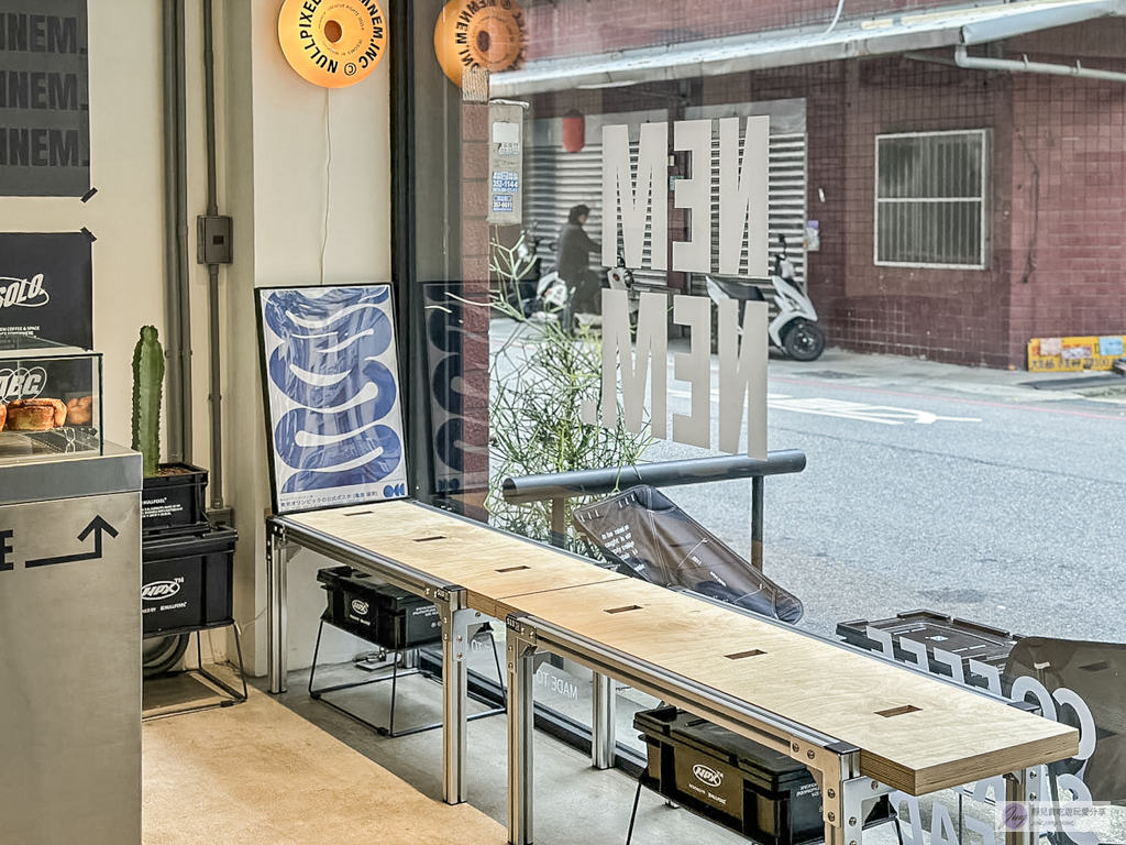 NEMNEM coffee-藏身民宅內！黑白極簡露營風格咖啡廳，必吃酥香越式法國麵包 @靜兒貪吃遊玩愛分享