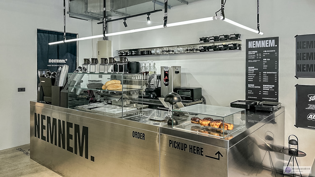 NEMNEM coffee-藏身民宅內！黑白極簡露營風格咖啡廳，必吃酥香越式法國麵包 @靜兒貪吃遊玩愛分享