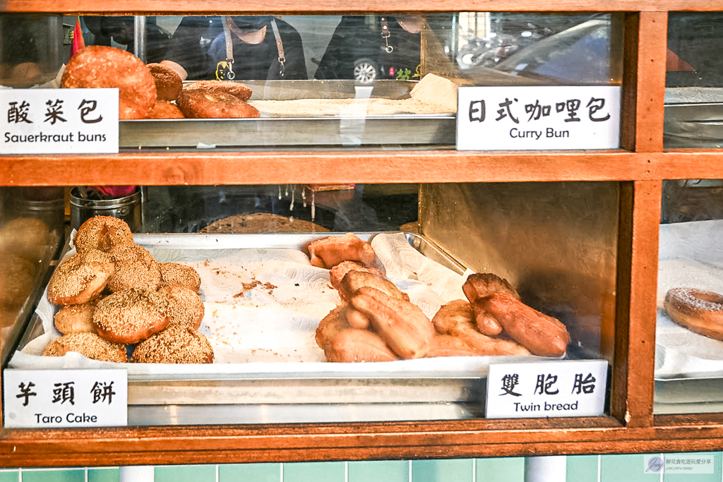 永樂蔥油餅-在地26年排隊小吃！外酥內Q乾烙蔥油餅，甜甜圈也是必點 @靜兒貪吃遊玩愛分享