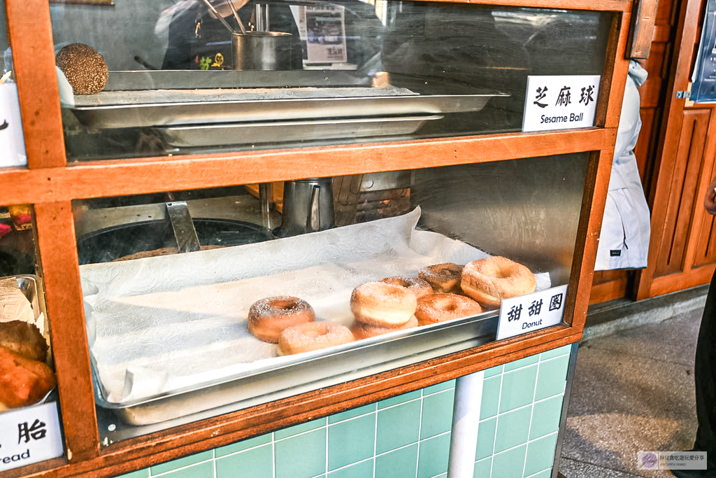 永樂蔥油餅-在地26年排隊小吃！外酥內Q乾烙蔥油餅，甜甜圈也是必點 @靜兒貪吃遊玩愛分享