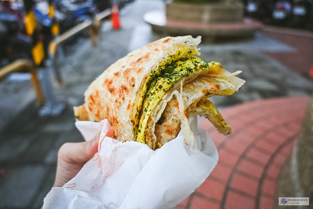 永樂蔥油餅-在地26年排隊小吃！外酥內Q乾烙蔥油餅，甜甜圈也是必點 @靜兒貪吃遊玩愛分享