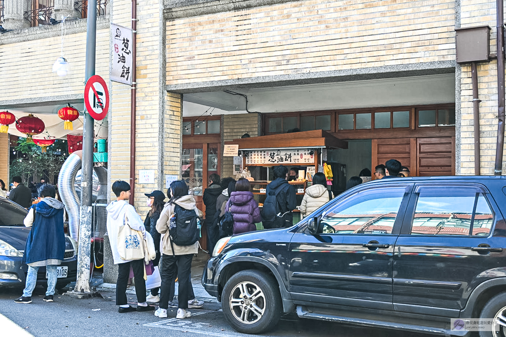 永樂蔥油餅-在地26年排隊小吃!外酥內Q乾烙蔥油餅,甜甜圈也是必點 @靜兒貪吃遊玩愛分享 永樂蔥油餅-在地26年排隊小吃!外酥內Q乾烙蔥油餅,甜甜圈也是必點 @靜兒貪吃遊玩愛分享