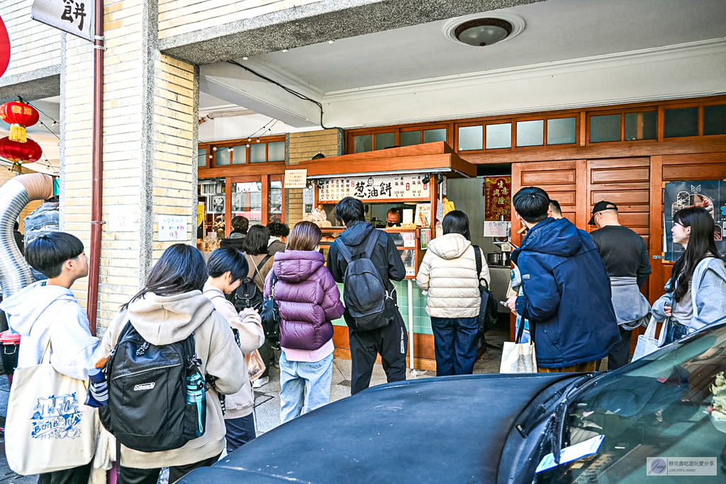 永樂蔥油餅-在地26年排隊小吃!外酥內Q乾烙蔥油餅,甜甜圈也是必點 @靜兒貪吃遊玩愛分享 永樂蔥油餅-在地26年排隊小吃!外酥內Q乾烙蔥油餅,甜甜圈也是必點 @靜兒貪吃遊玩愛分享