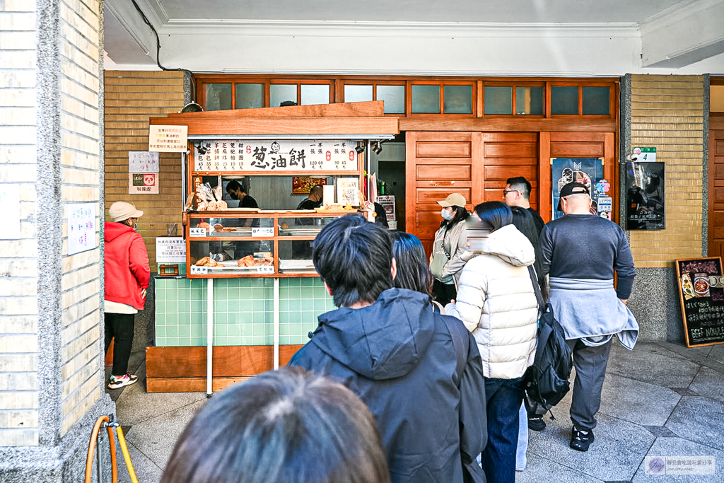 永樂蔥油餅-在地26年排隊小吃!外酥內Q乾烙蔥油餅,甜甜圈也是必點 @靜兒貪吃遊玩愛分享 永樂蔥油餅-在地26年排隊小吃!外酥內Q乾烙蔥油餅,甜甜圈也是必點 @靜兒貪吃遊玩愛分享