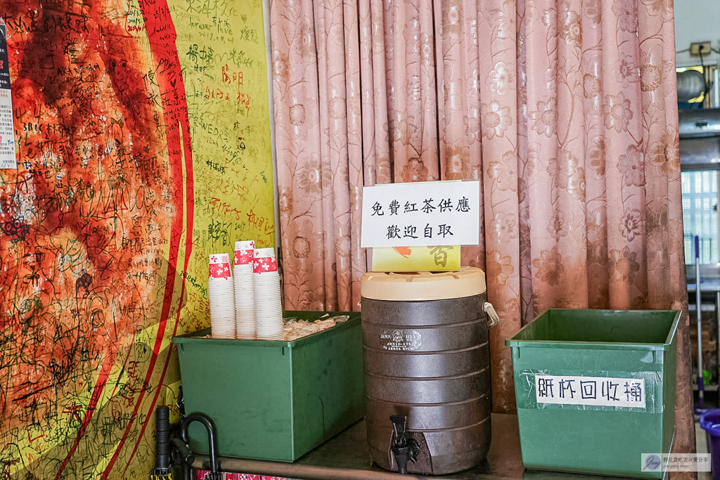 宜蘭龍潭日香炸蛋蔥油餅-外皮卡滋超酥脆、三星蔥多到爆,免費紅茶超佛心 @靜兒貪吃遊玩愛分享 宜蘭龍潭日香炸蛋蔥油餅-外皮卡滋超酥脆、三星蔥多到爆,免費紅茶超佛心 @靜兒貪吃遊玩愛分享
