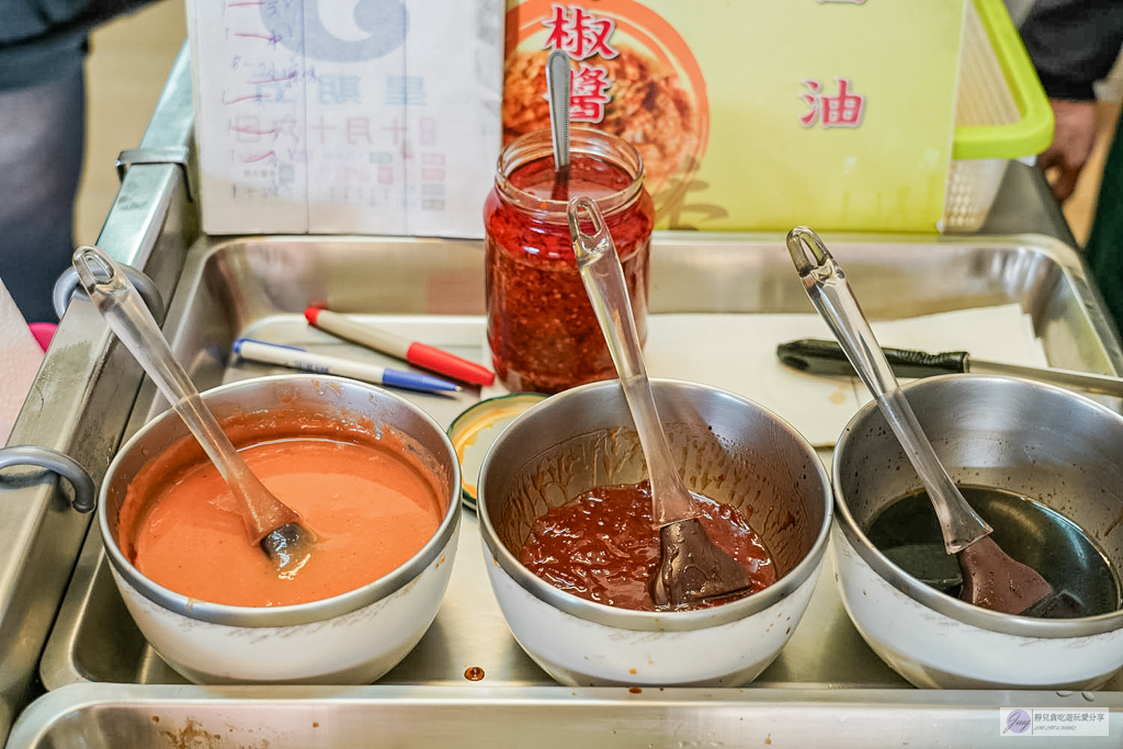 宜蘭龍潭日香炸蛋蔥油餅-外皮卡滋超酥脆、三星蔥多到爆，免費紅茶超佛心 @靜兒貪吃遊玩愛分享
