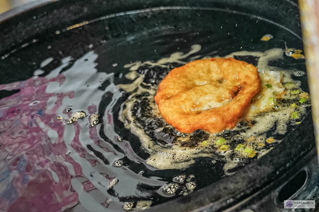 宜蘭龍潭日香炸蛋蔥油餅-外皮卡滋超酥脆、三星蔥多到爆，免費紅茶超佛心 @靜兒貪吃遊玩愛分享
