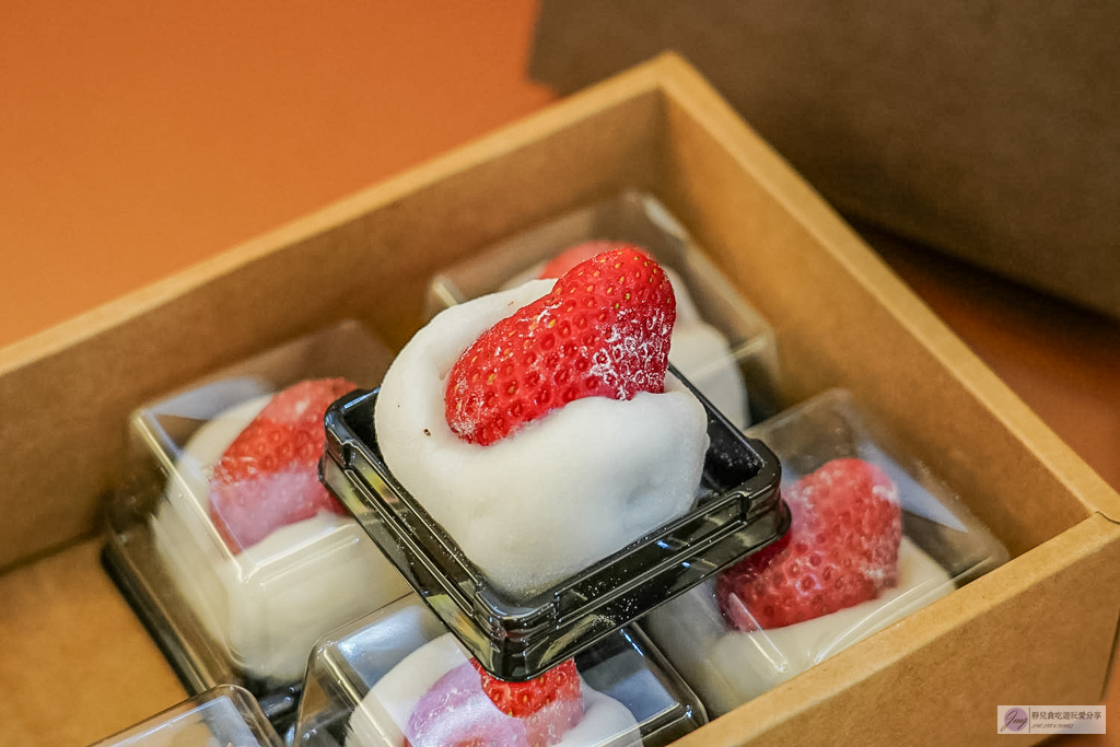 羽菓茶寮-一週只營業四天！冬季限定限量的草莓大福，皮軟又多汁 @靜兒貪吃遊玩愛分享