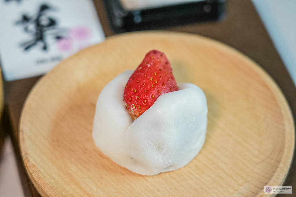 羽菓茶寮-一週只營業四天！冬季限定限量的草莓大福，皮軟又多汁 @靜兒貪吃遊玩愛分享