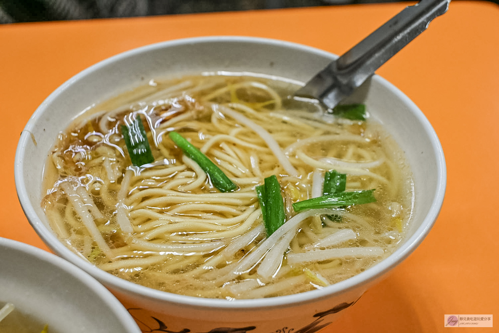 賣麵炎仔-在地超過80年老味道！紅燒肉晚來吃不到，必點清甜大骨湯麵，米其林必比登推薦 @靜兒貪吃遊玩愛分享