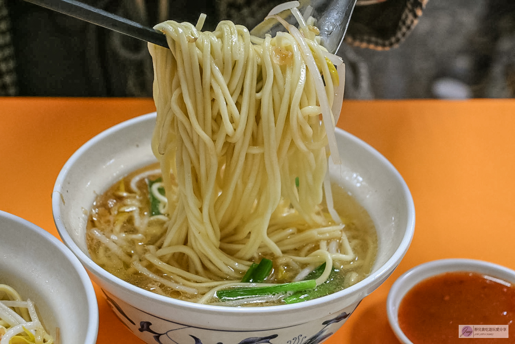 賣麵炎仔-在地超過80年老味道！紅燒肉晚來吃不到，必點清甜大骨湯麵，米其林必比登推薦 @靜兒貪吃遊玩愛分享