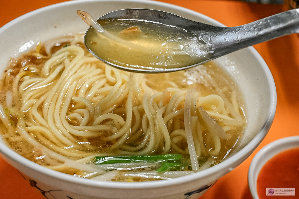 賣麵炎仔-在地超過80年老味道！紅燒肉晚來吃不到，必點清甜大骨湯麵，米其林必比登推薦 @靜兒貪吃遊玩愛分享