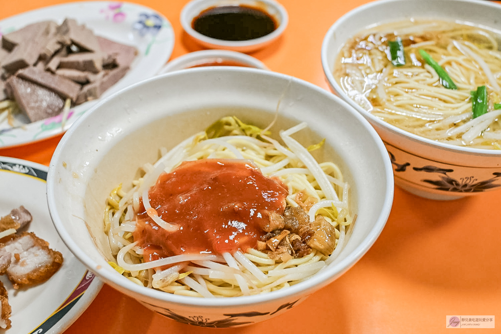 賣麵炎仔-在地超過80年老味道！紅燒肉晚來吃不到，必點清甜大骨湯麵，米其林必比登推薦 @靜兒貪吃遊玩愛分享