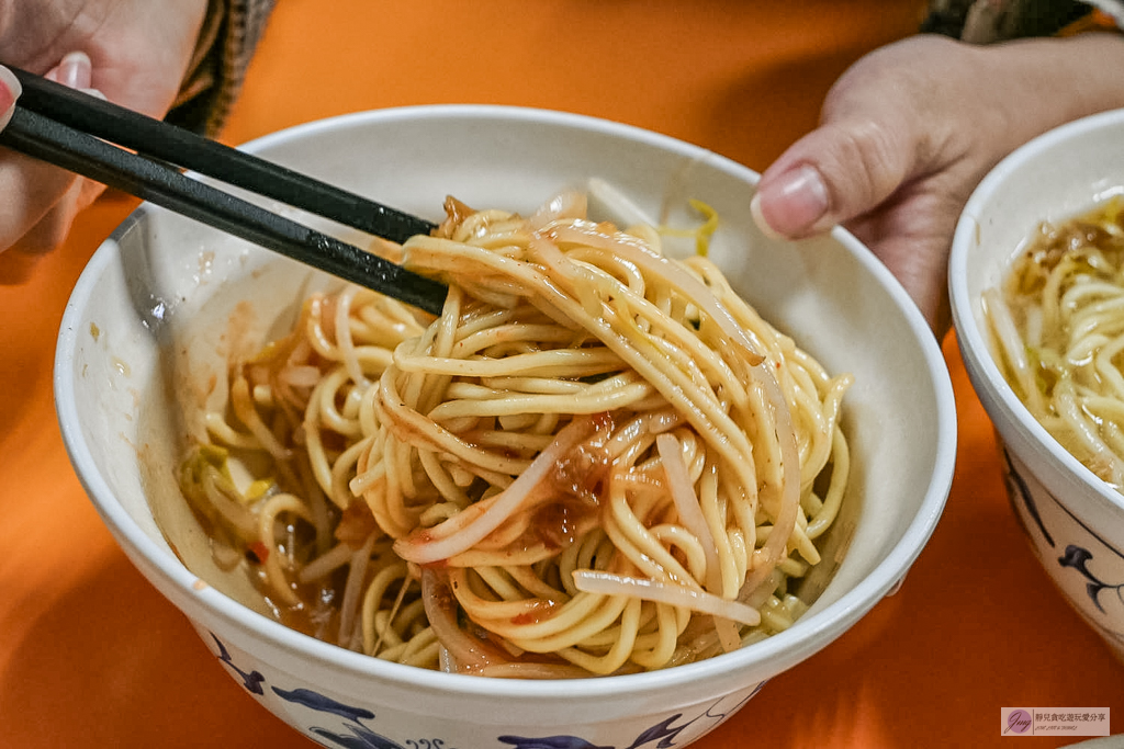 賣麵炎仔-在地超過80年老味道！紅燒肉晚來吃不到，必點清甜大骨湯麵，米其林必比登推薦 @靜兒貪吃遊玩愛分享