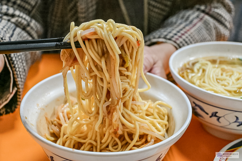 賣麵炎仔-在地超過80年老味道！紅燒肉晚來吃不到，必點清甜大骨湯麵，米其林必比登推薦 @靜兒貪吃遊玩愛分享