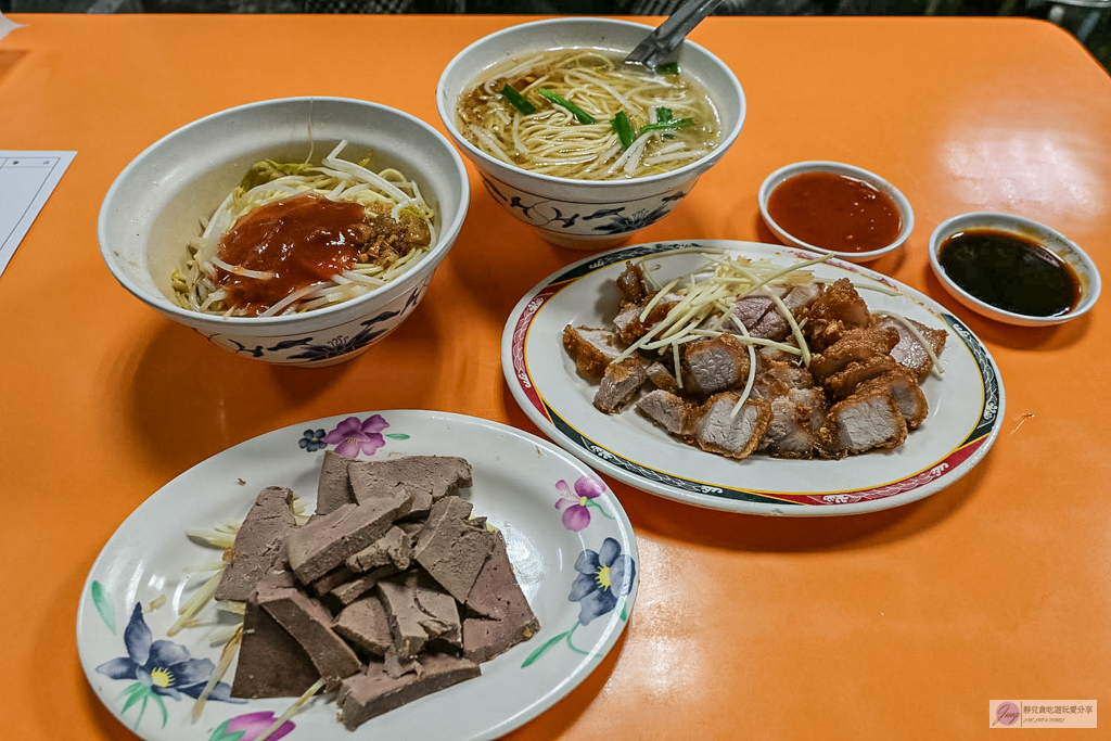 賣麵炎仔-在地超過80年老味道！紅燒肉晚來吃不到，必點清甜大骨湯麵，米其林必比登推薦 @靜兒貪吃遊玩愛分享