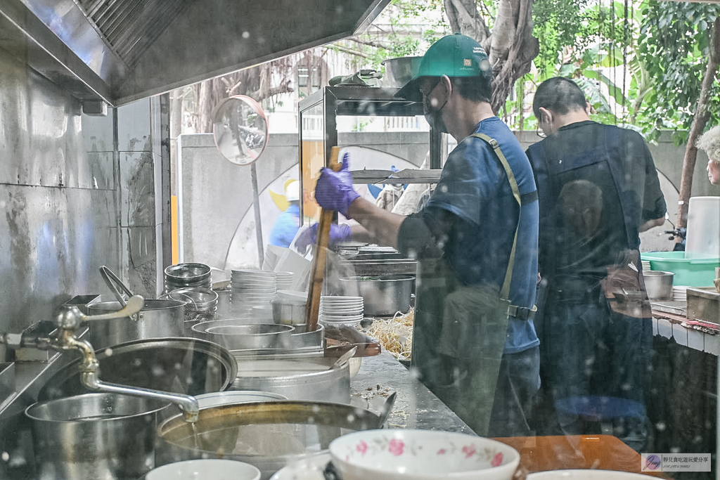 賣麵炎仔-在地超過80年老味道！紅燒肉晚來吃不到，必點清甜大骨湯麵，米其林必比登推薦 @靜兒貪吃遊玩愛分享