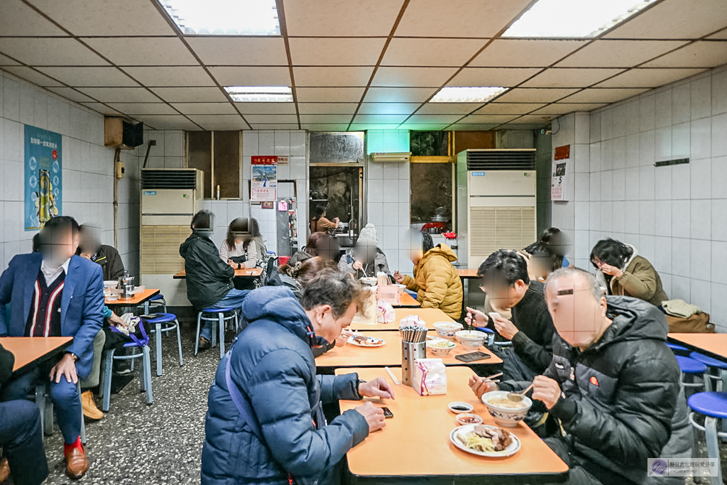 賣麵炎仔-在地超過80年老味道！紅燒肉晚來吃不到，必點清甜大骨湯麵，米其林必比登推薦 @靜兒貪吃遊玩愛分享