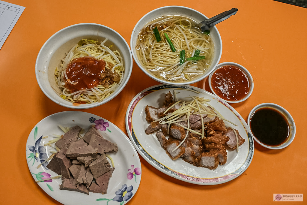 賣麵炎仔-在地超過80年老味道！紅燒肉晚來吃不到，必點清甜大骨湯麵，米其林必比登推薦 @靜兒貪吃遊玩愛分享