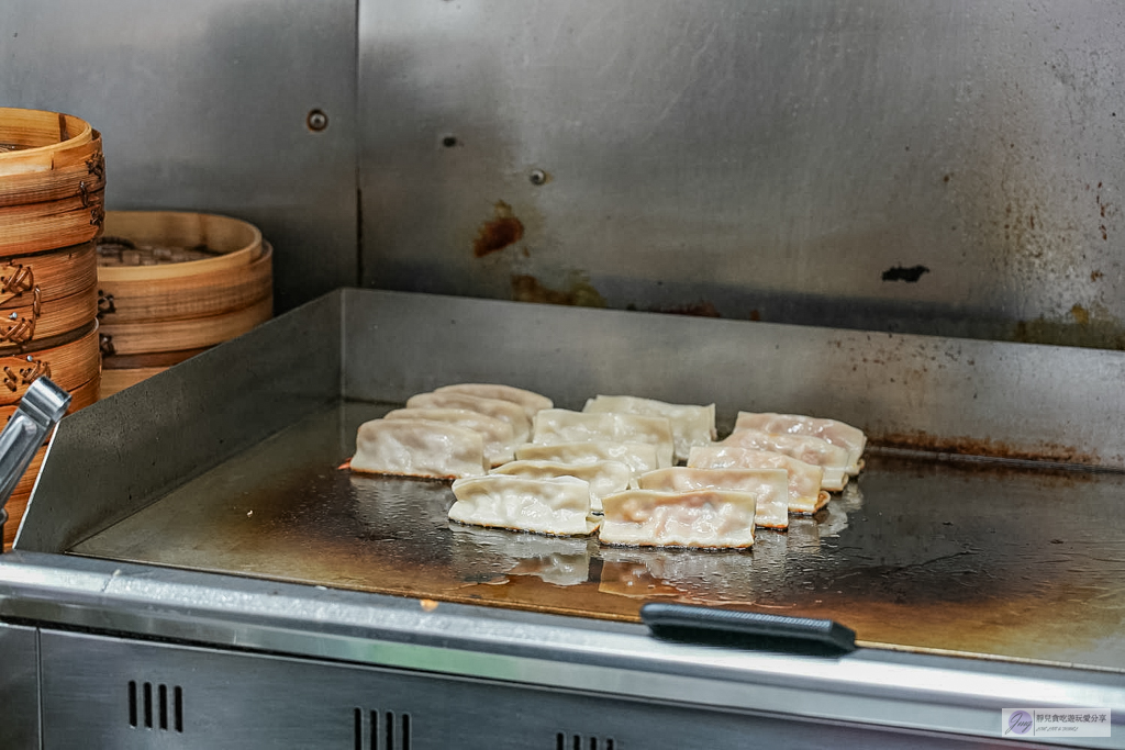 食功夫長庚店-巷弄內人氣平價麵食！手工捲餅、皮酥流汁鍋貼必點，高CP值銅板美食/鄰近林口長庚醫院 @靜兒貪吃遊玩愛分享