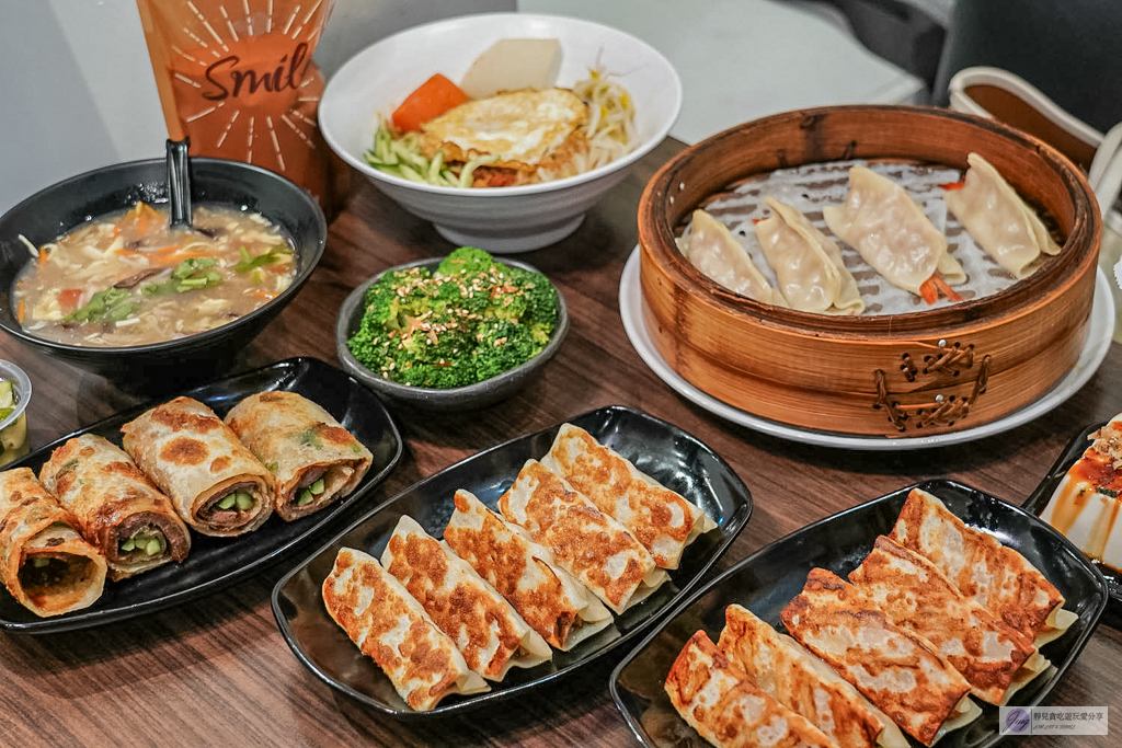 食功夫長庚店-巷弄內人氣平價麵食！手工捲餅、皮酥流汁鍋貼必點，高CP值銅板美食/鄰近林口長庚醫院 @靜兒貪吃遊玩愛分享