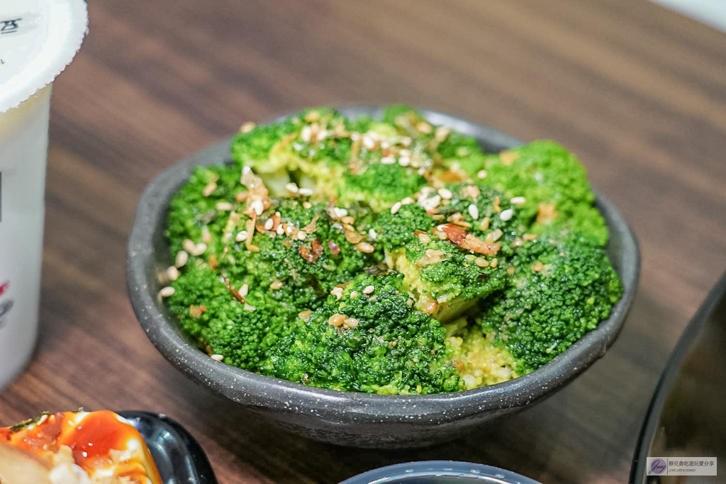 食功夫長庚店-巷弄內人氣平價麵食！手工捲餅、皮酥流汁鍋貼必點，高CP值銅板美食/鄰近林口長庚醫院 @靜兒貪吃遊玩愛分享