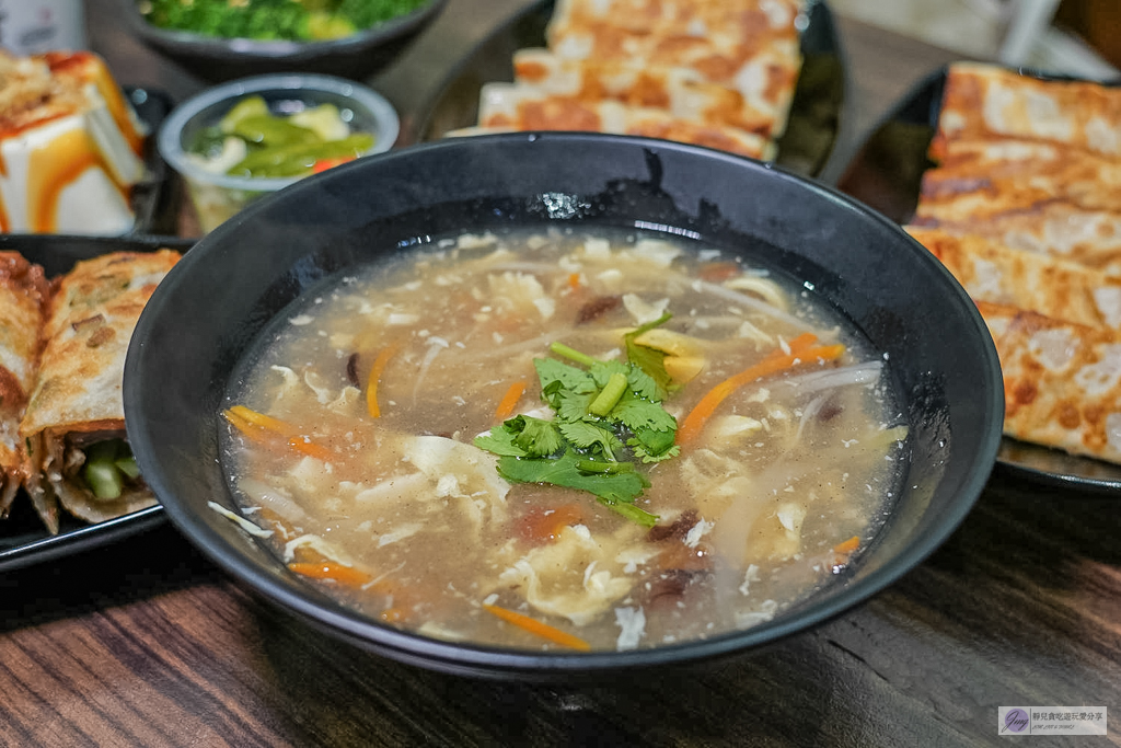 食功夫長庚店-巷弄內人氣平價麵食！手工捲餅、皮酥流汁鍋貼必點，高CP值銅板美食/鄰近林口長庚醫院 @靜兒貪吃遊玩愛分享