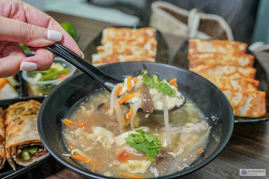 食功夫長庚店-巷弄內人氣平價麵食！手工捲餅、皮酥流汁鍋貼必點，高CP值銅板美食/鄰近林口長庚醫院 @靜兒貪吃遊玩愛分享