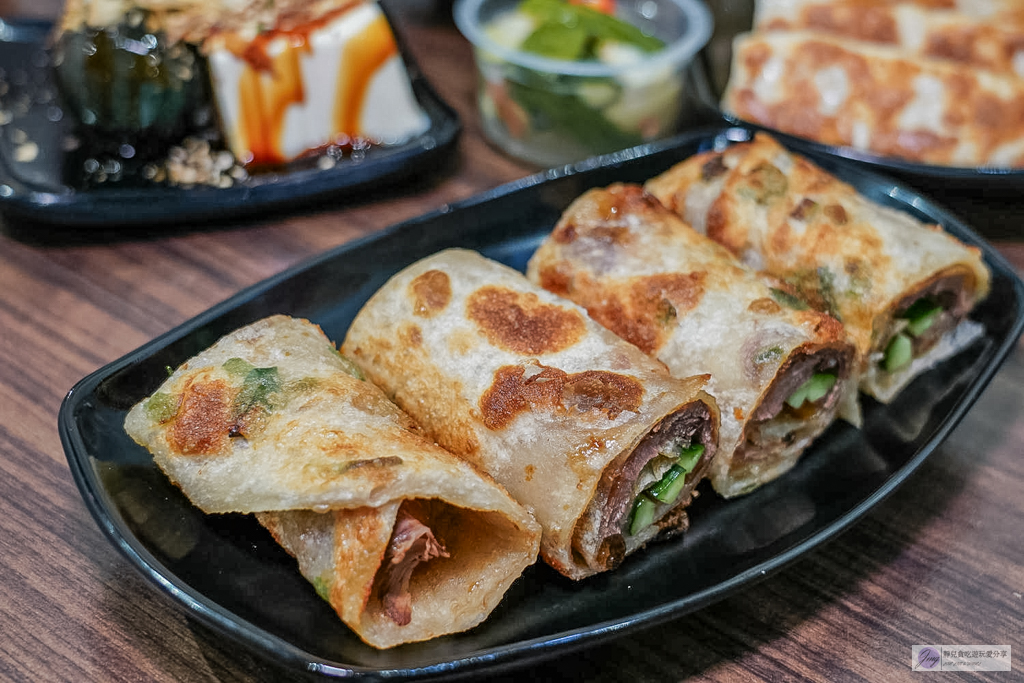 食功夫長庚店-巷弄內人氣平價麵食！手工捲餅、皮酥流汁鍋貼必點，高CP值銅板美食/鄰近林口長庚醫院 @靜兒貪吃遊玩愛分享