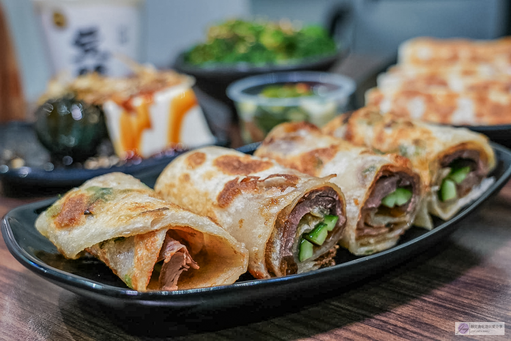 食功夫長庚店-巷弄內人氣平價麵食！手工捲餅、皮酥流汁鍋貼必點，高CP值銅板美食/鄰近林口長庚醫院 @靜兒貪吃遊玩愛分享