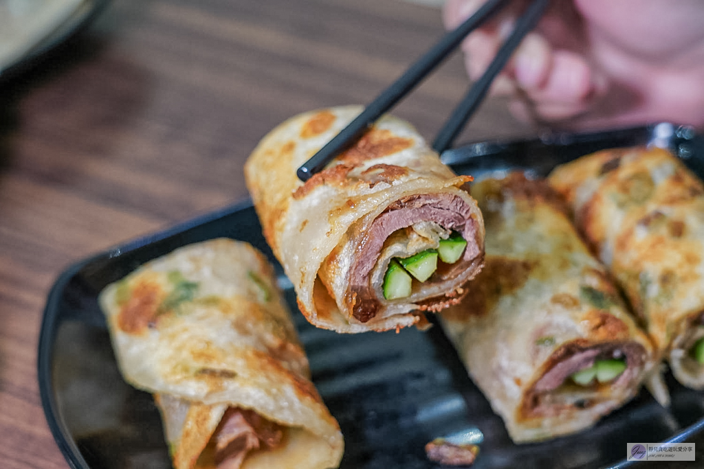 食功夫長庚店-巷弄內人氣平價麵食！手工捲餅、皮酥流汁鍋貼必點，高CP值銅板美食/鄰近林口長庚醫院 @靜兒貪吃遊玩愛分享