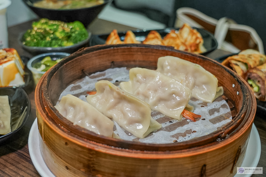 食功夫長庚店-巷弄內人氣平價麵食！手工捲餅、皮酥流汁鍋貼必點，高CP值銅板美食/鄰近林口長庚醫院 @靜兒貪吃遊玩愛分享