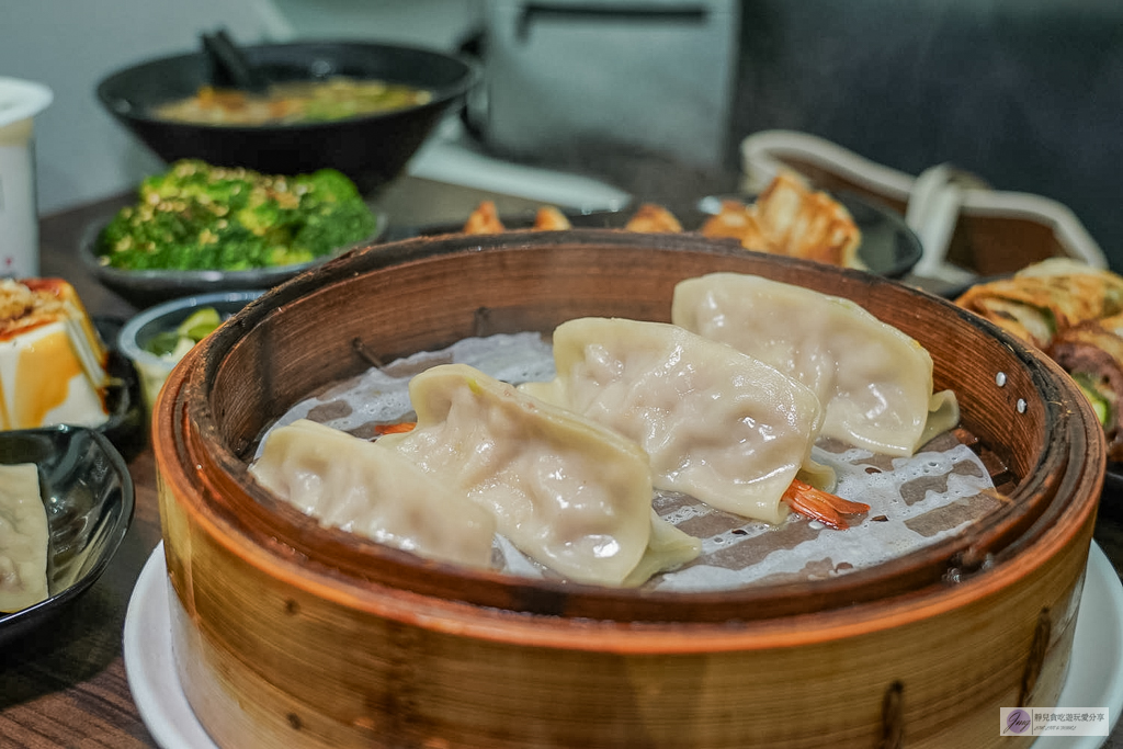 食功夫長庚店-巷弄內人氣平價麵食！手工捲餅、皮酥流汁鍋貼必點，高CP值銅板美食/鄰近林口長庚醫院 @靜兒貪吃遊玩愛分享